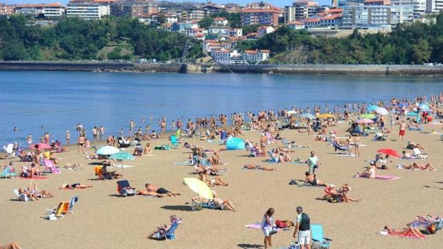 Foto de archivo de la playa de Ereaga en un día soleado.