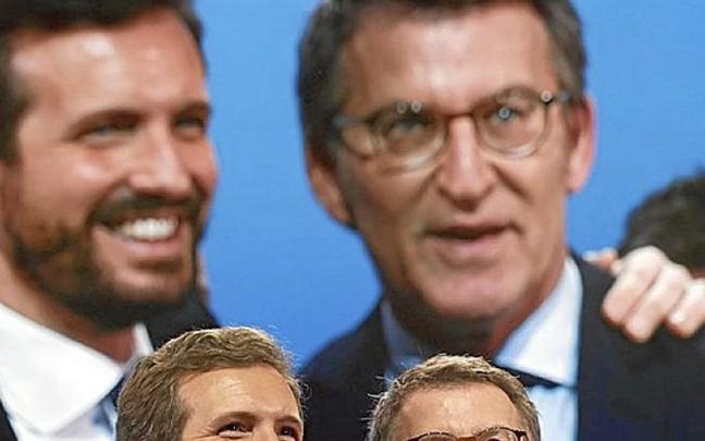 Pablo Casado y Alberto Núñez Feijóo, en el último congreso.