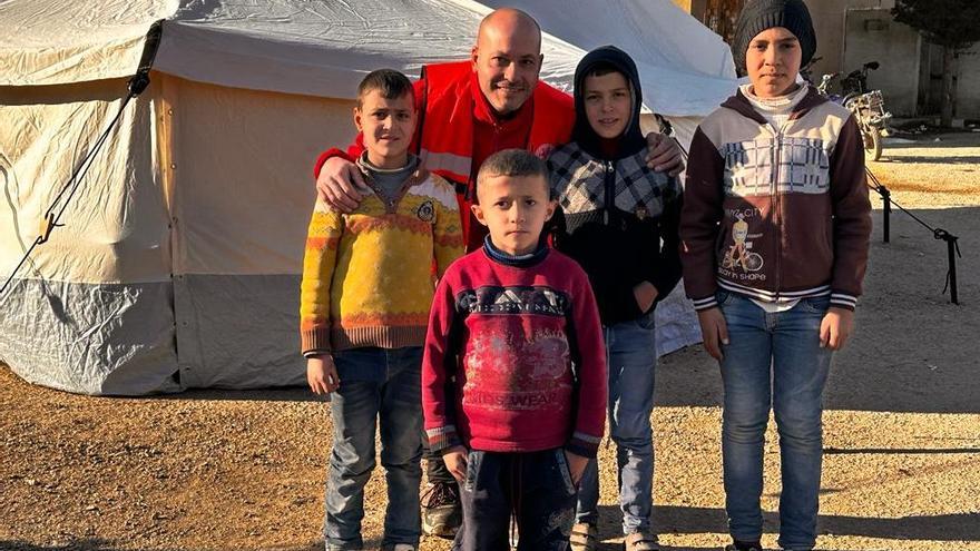 Roberto Rubio, junto con un grupo de niños sirios este mismo viernes.