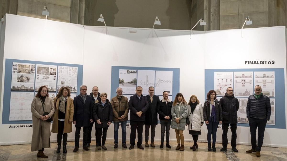 El alcalde Maya, el presidente del Colegio de Arquitectos Vasco Navarro Josetxo Velaz, y varios concejales participan en la apertura de la exposición que recoge los trabajos presentados al concurso internacional de ideas para la transformaci&oacute