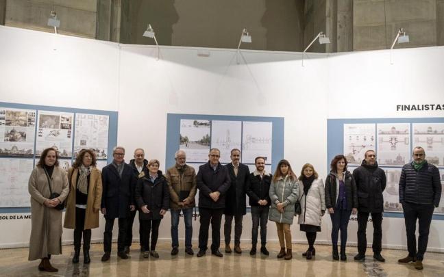 El alcalde Maya, el presidente del Colegio de Arquitectos Vasco Navarro Josetxo Velaz, y varios concejales participan en la apertura de la exposición que recoge los trabajos presentados al concurso internacional de ideas para la transformaci&oacute