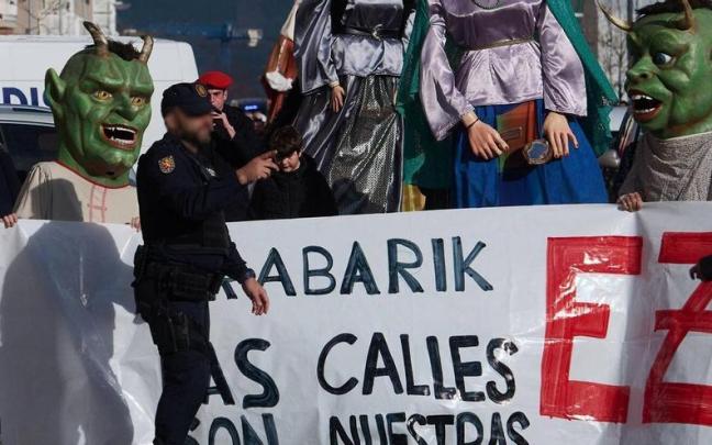 Un agente de Policía Nacional delante de una pancarta en la que se lee “Las calles son nuestras”. Un agente de Policía Nacional delante de una pancarta en la que se lee “Las calles son nuestras”.