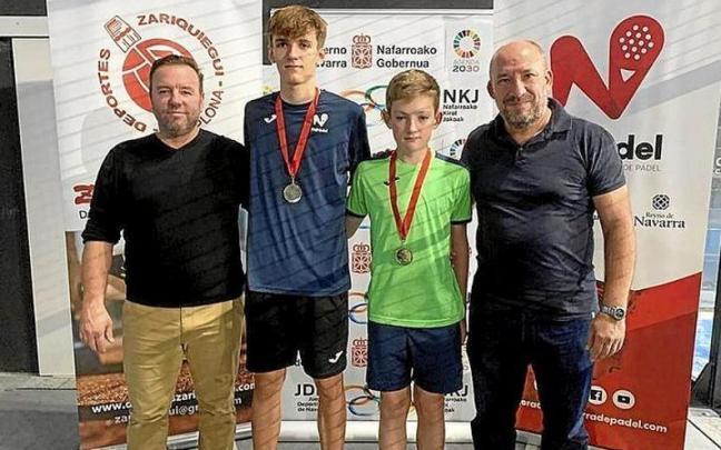 En el centro, la pareja ganadora de la categoría infantil masculino. En el centro, la pareja ganadora de la categoría infantil masculino.