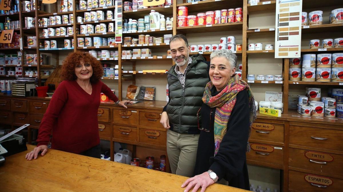 I&ntilde;ako, Marisa y Julia Red&iacute;n, en su droguer&iacute;a de Mart&iacute;n Azpilcueta.