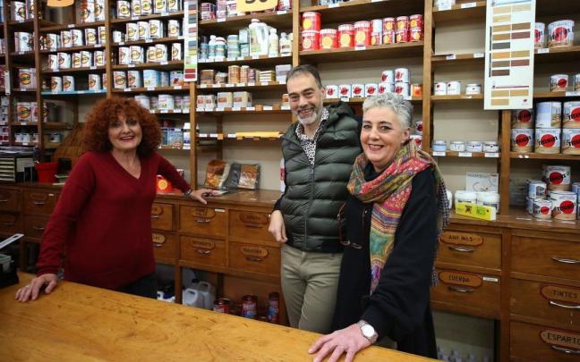 I&ntilde;ako, Marisa y Julia Red&iacute;n, en su droguer&iacute;a de Mart&iacute;n Azpilcueta.