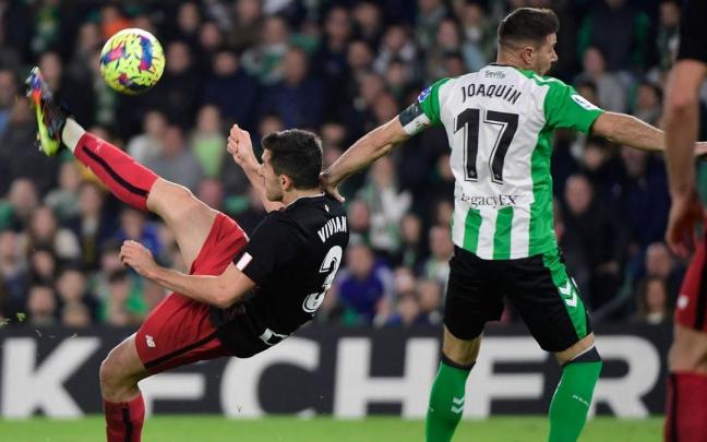 Vivian realiza un despeje acrob&aacute;tico ante la presencia de Joaqu&iacute;n.