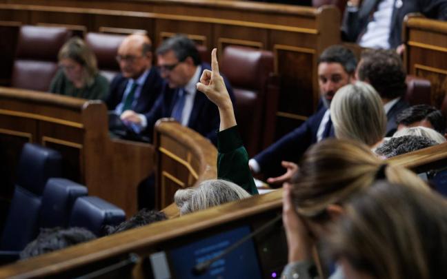 Una diputada vota durante una sesión plenaria en el Congreso de los Diputados.