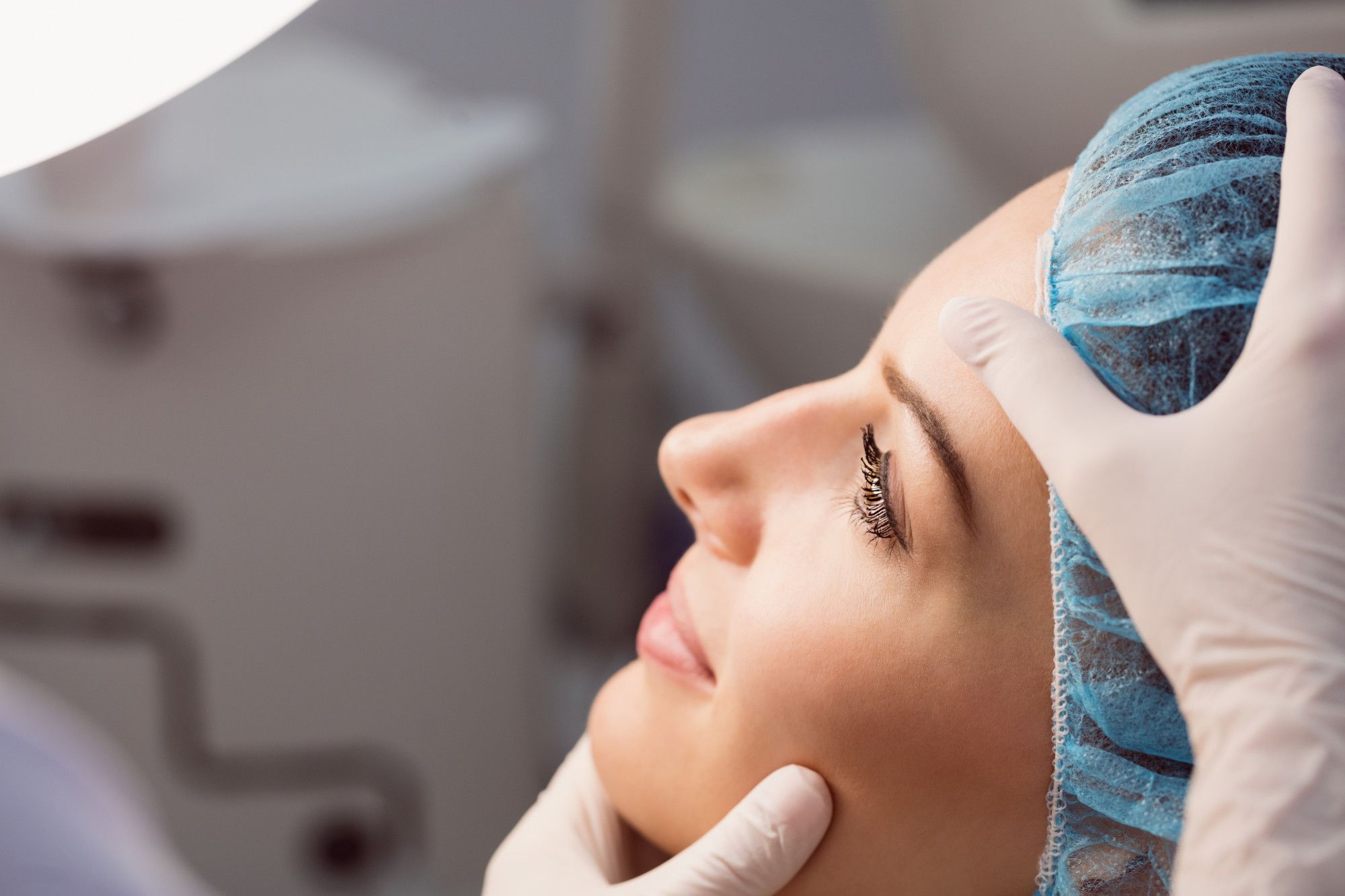 Un médico examina la nariz de una mujer.