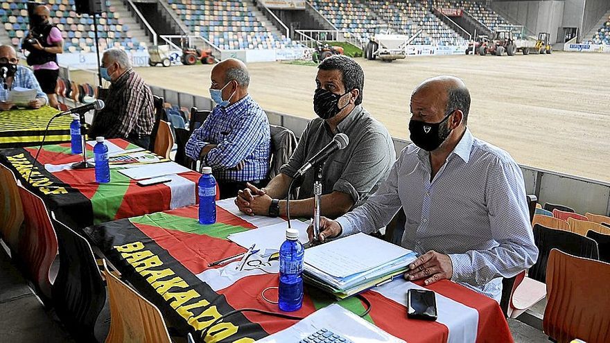 Jesús Mari Isusi (a la derecha), junto a parte de la Junta Gestora en la anterior Asamblea del Barakaldo.