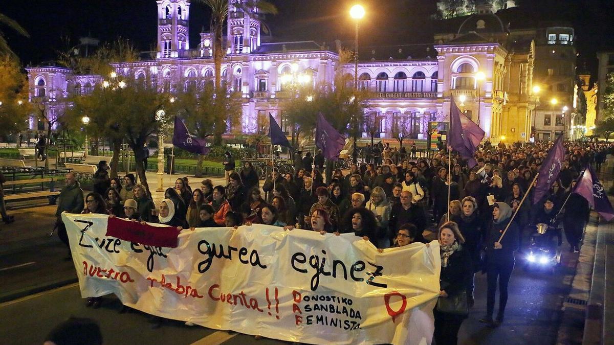 Manifestación contra la violencia de género convocada en Donostia