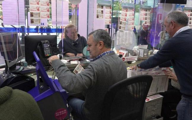 Una persona compra lotería en la administracion de Ormaetxea en Bilbao