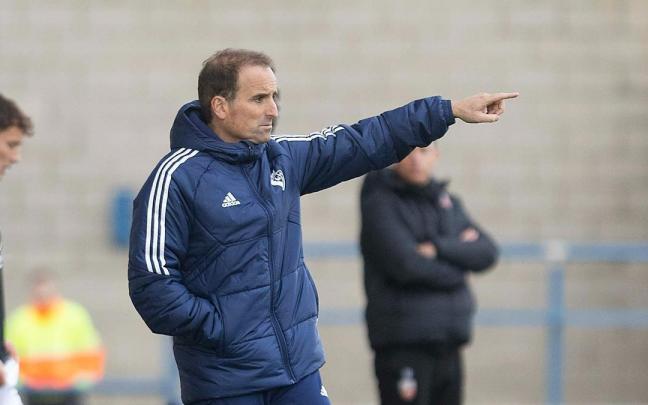 Jagoba Arrasate, dando indicaciones a los jugadores de Osasuna.