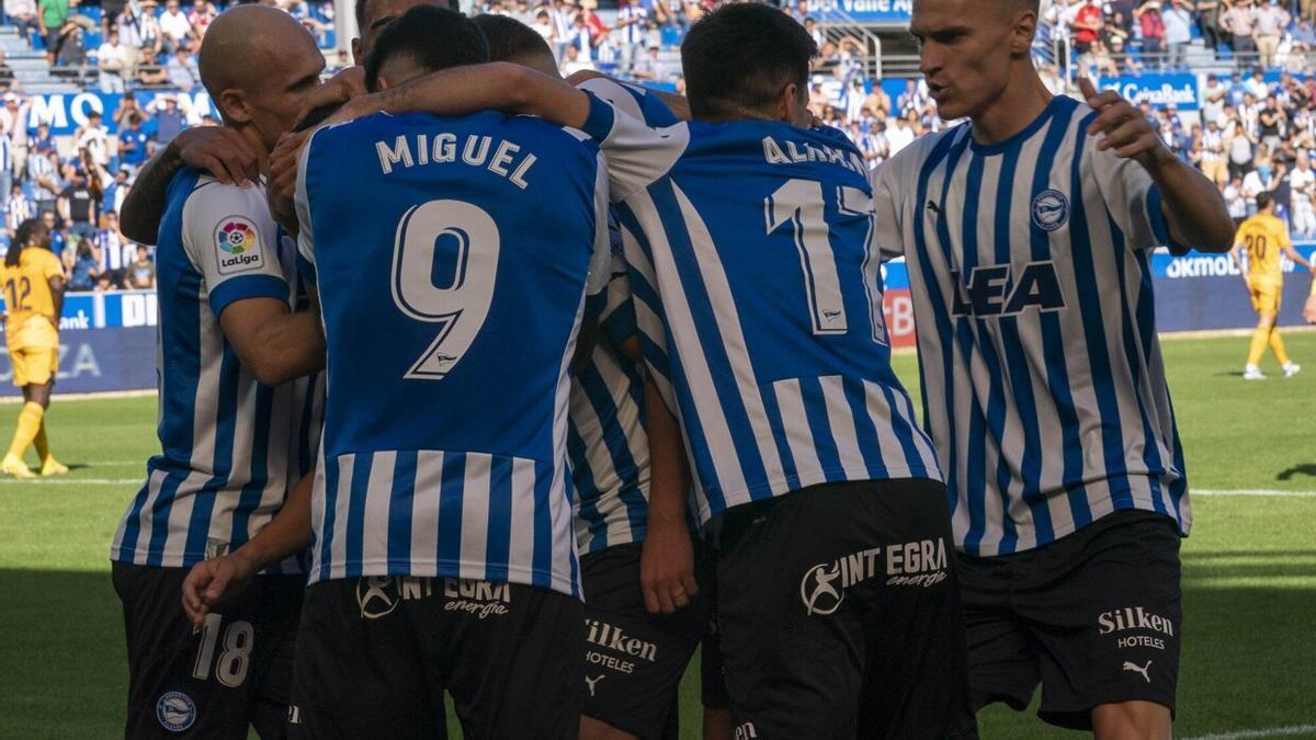 Los jugadores del Deportivo Alavés se abrazan tras marcar un gol a la Ponferradina