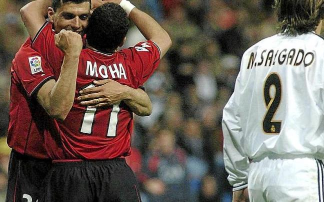 Aloisi celebra con Moha el gol del internacional marroqu&iacute;. Salgado no quiere verlo.