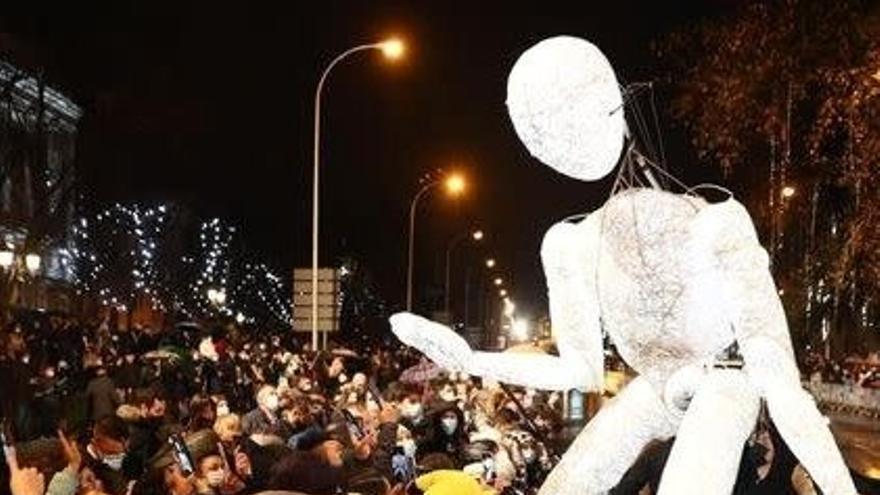 Marioneta luminosa que paseará alrededor del río Urumea.