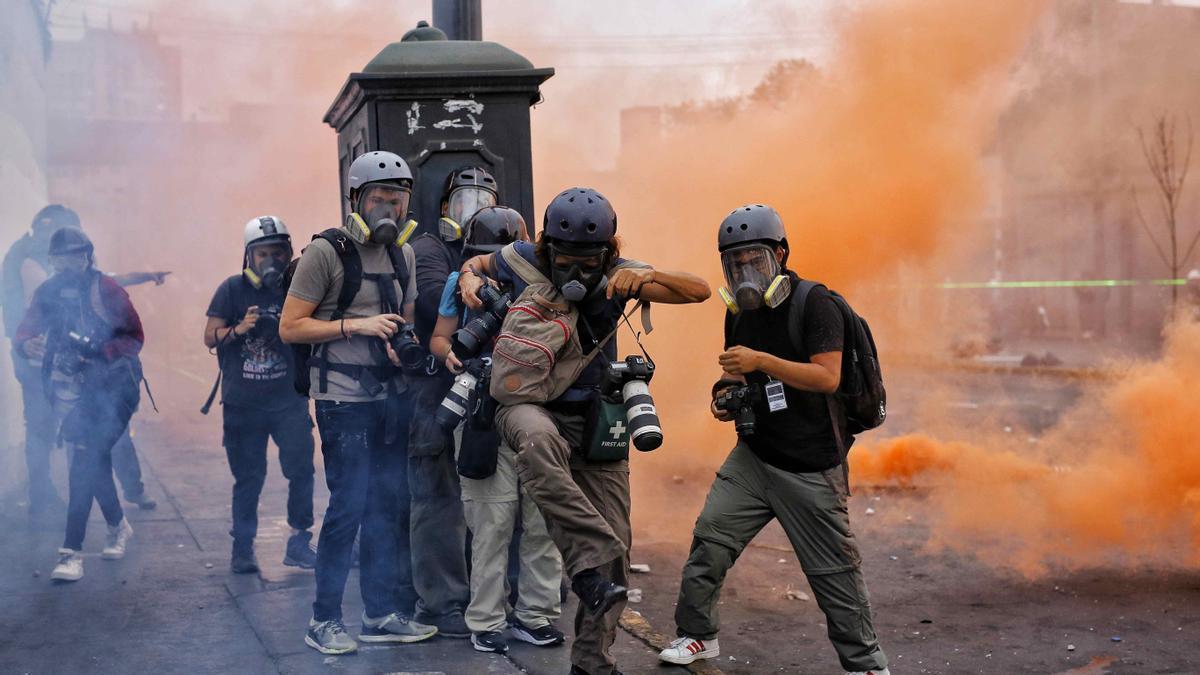 Enfrentamientos entre policías y manifestantes en Lima.