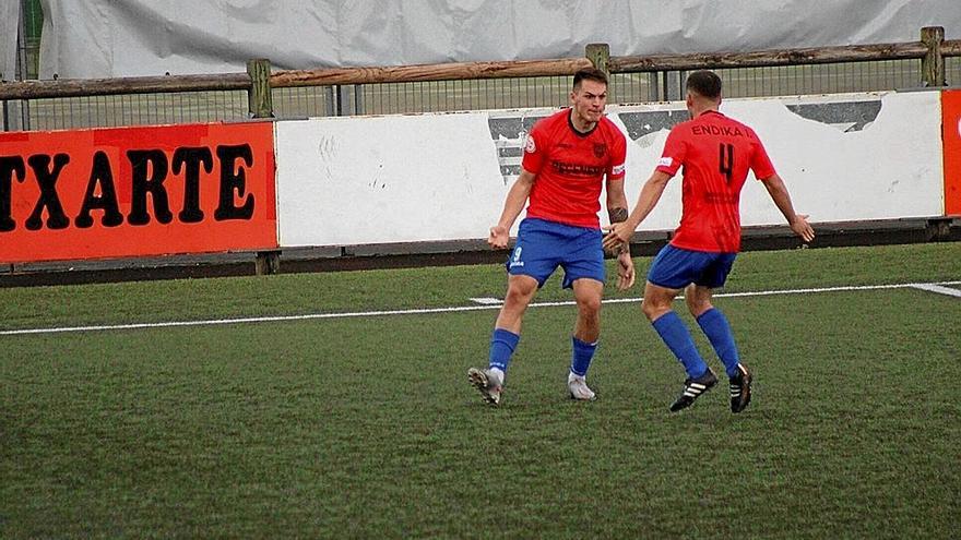 Madariaga y Endika, celebrando el gol del empate a 1, que no sirvió para salir victoriosos.