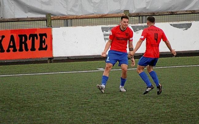 Madariaga y Endika, celebrando el gol del empate a 1, que no sirvió para salir victoriosos.