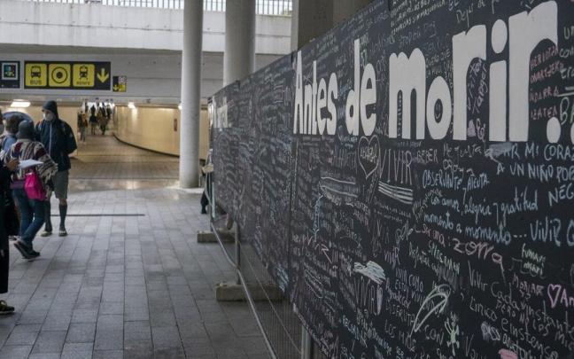 Panel para escribir deseos frente a Tabakalera en 2020.