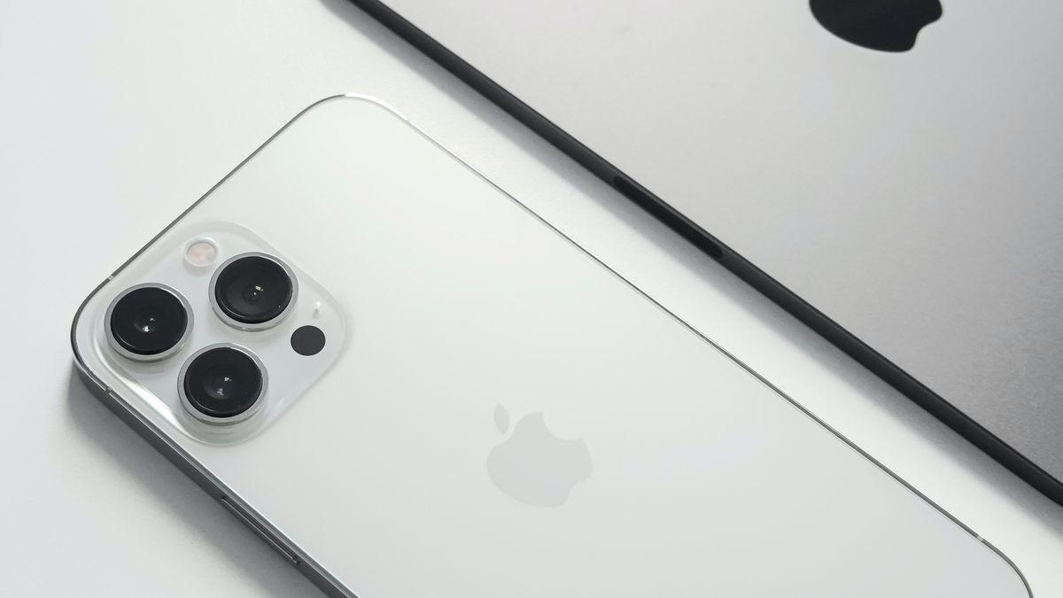 Un iPhone junto a una tableta de Apple.