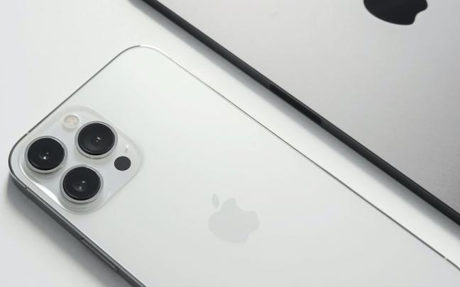 Un iPhone junto a una tableta de Apple. Un iPhone junto a una tableta de Apple.