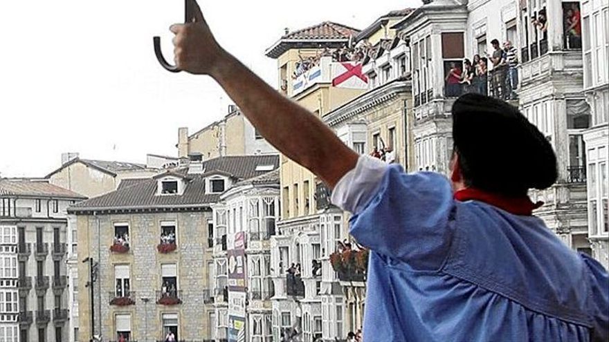 Celedón en la balconada de San Miguel después de atravesar la plaza tras la bajada.