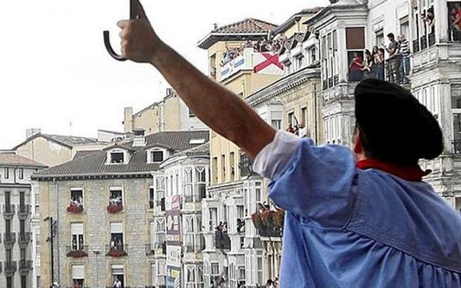 Celedón en la balconada de San Miguel después de atravesar la plaza tras la bajada.