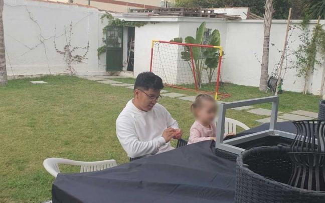 Randolf Roda con una de las niñas a las que cuida en sus labores como empleado del hogar Randolf Roda con una de las niñas a las que cuida en sus labores como empleado del hogar