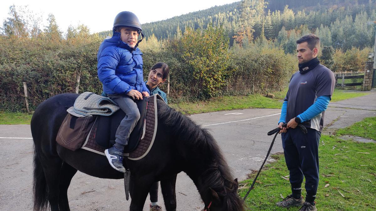 La joven y su hermano imparten una sesión al pequeño Beñat, de 8 años.