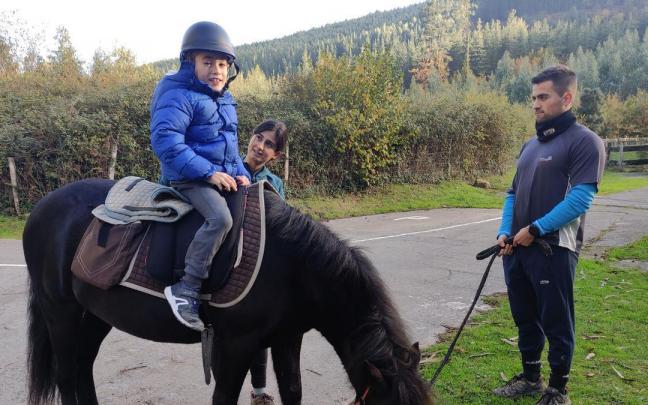 La joven y su hermano imparten una sesi&oacute;n al peque&ntilde;o Be&ntilde;at, de 8 a&ntilde;os.