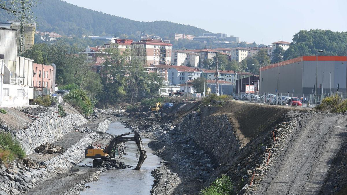 Las excavadoras siguen trabajando para rebajar más todavía el fondo del cauce.