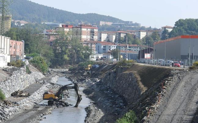 Las excavadoras siguen trabajando para rebajar más todavía el fondo del cauce.