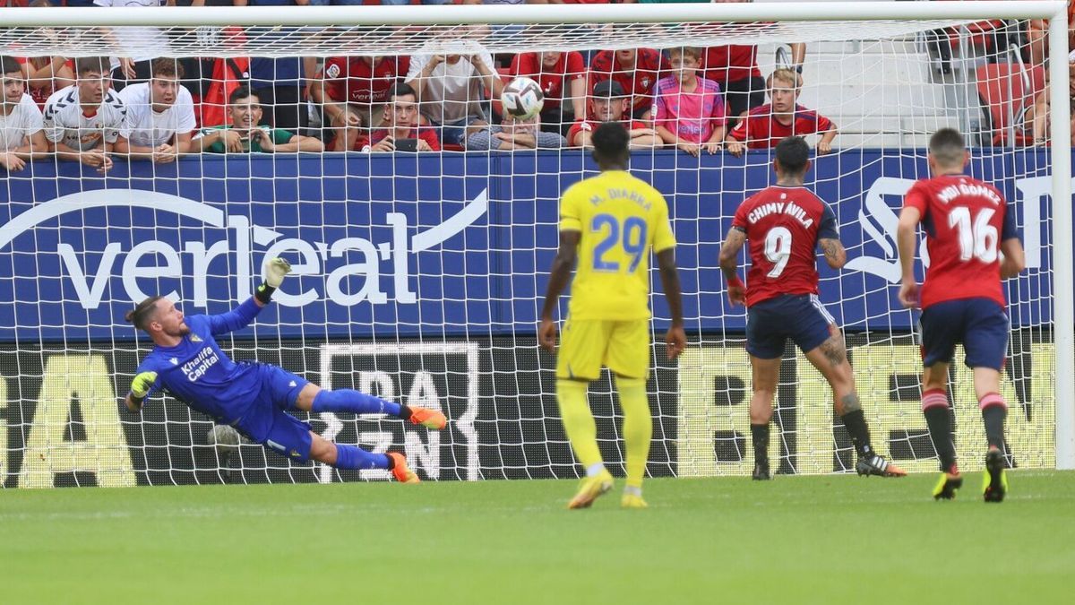 Chimy convierte su penalti ante el Cádiz.