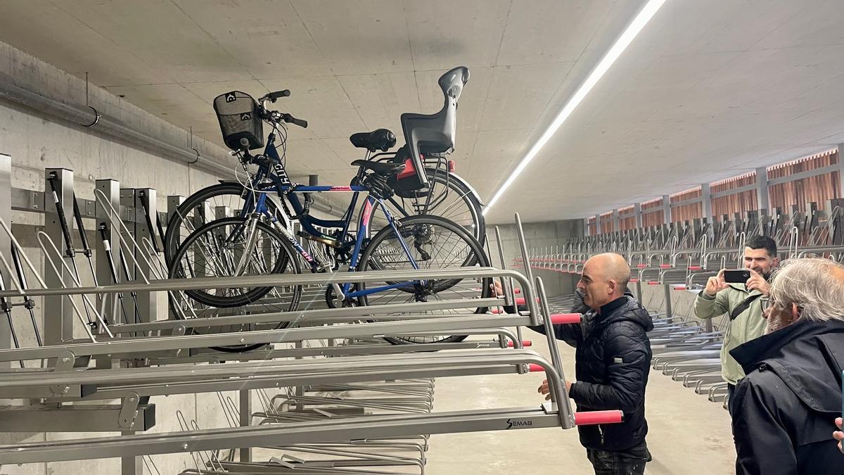 Interior del recién estrenado estacionamiento de bicicletas, que permite guardarlas a dos alturas