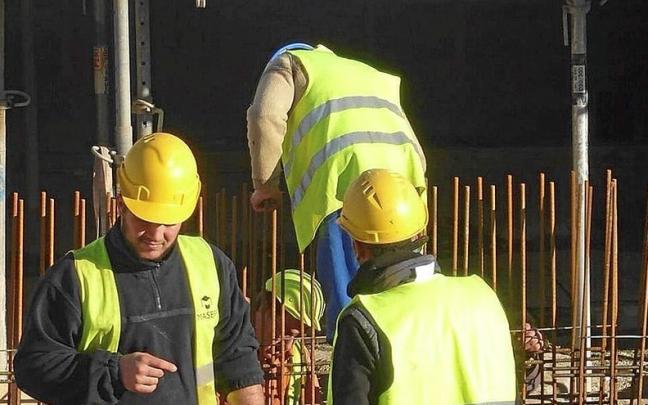 Trabajadores de la construcción en una obra pública de Gipuzkoa.