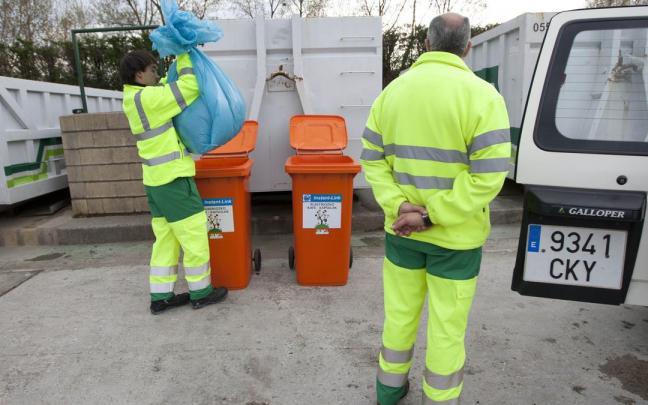 Dos operarios en el garbigune de Derio