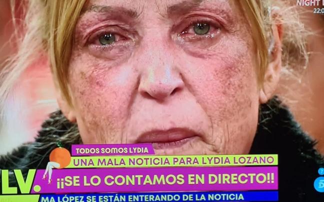 Lydia Lozano, sin maquillar, llorando sin saber qué noticia le iban a comunicar. Lydia Lozano, sin maquillar, llorando sin saber qué noticia le iban a comunicar.