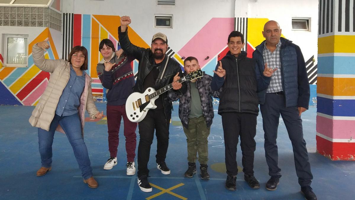 Los jóvenes Asier, Daniel e Ethan, con Jon Zuazola, Maite Pérez y Óscar Seoane.