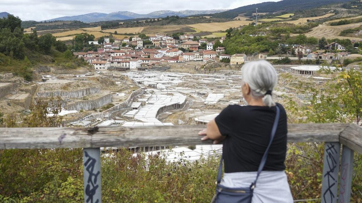 Una persona mira el Valle Salado y el pueblo de Salinas de Añana