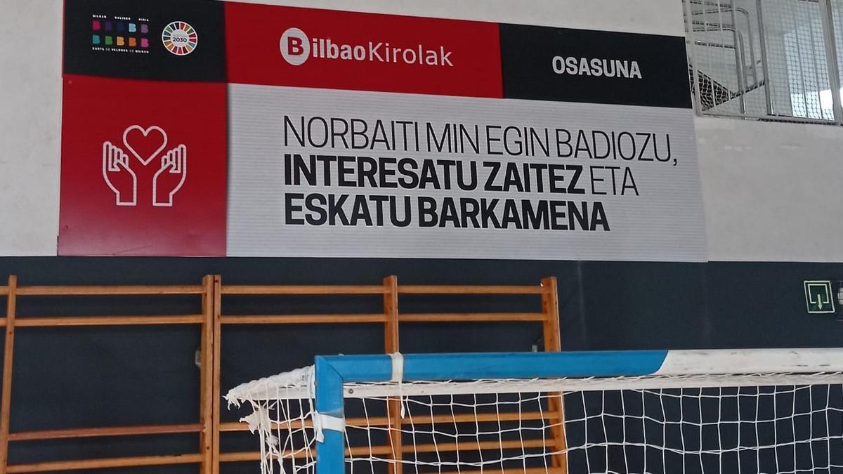 En el polideportivo de Abusu luce esta lona con un mensaje para animar a la reflexionar.