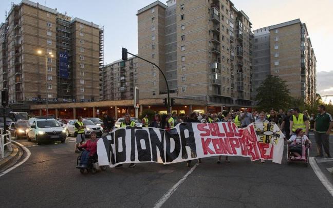 Manifestación vecinal la semana pasada contra la decisión del Ayuntamiento de no soterrar la rotonda de la avenida San Jorge con avenida Navarra. Manifestación vecinal la semana pasada contra la decisión del Ayuntamiento de no soterrar la rotonda de la avenida San Jorge con avenida Navarra.