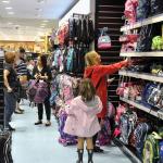 Madres y padres comprando art&iacute;culos para la vuelta al colegio en septiembre.