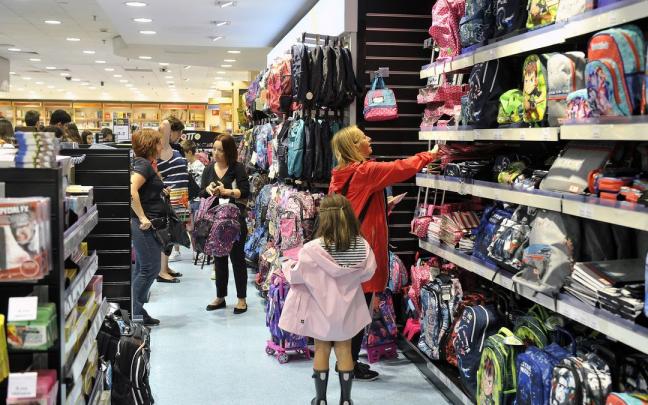 Madres y padres comprando art&iacute;culos para la vuelta al colegio en septiembre.