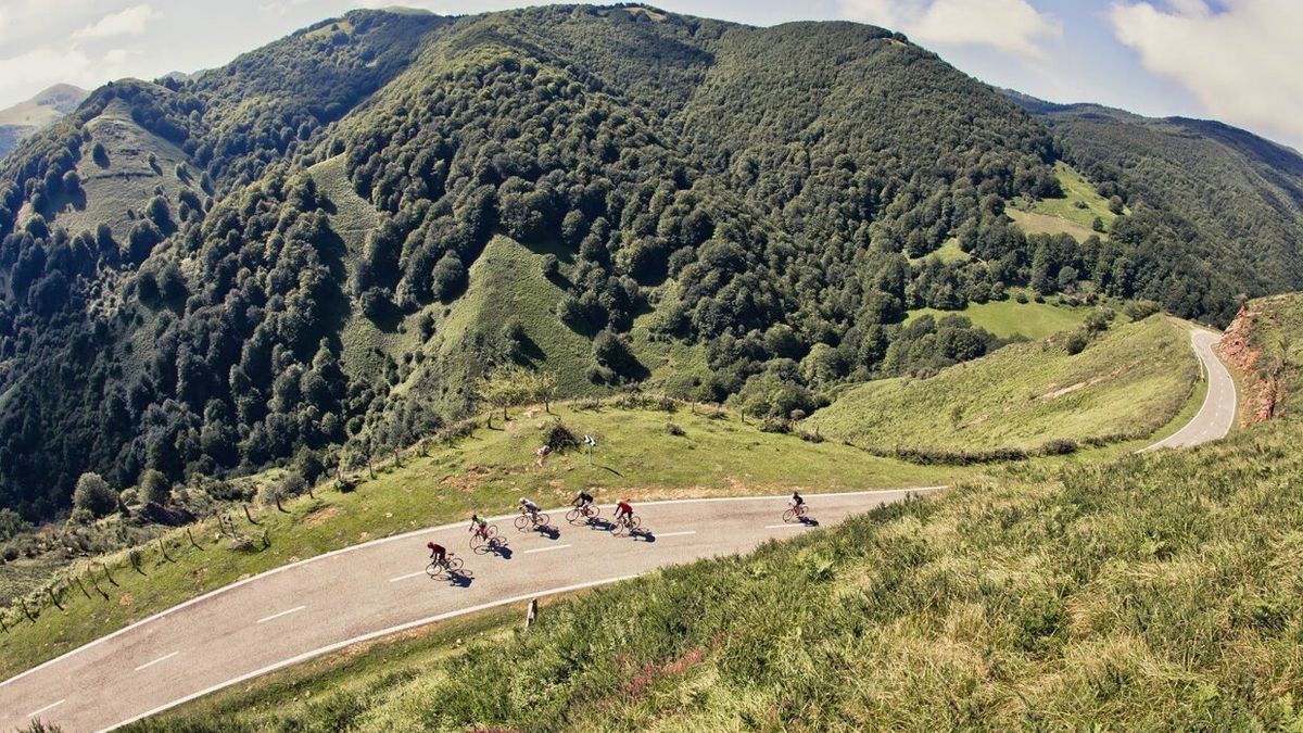 Un grupo de ciclistas sube el puerto de Soudet, en Arette.