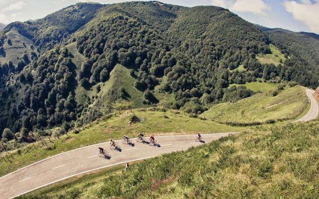 Un grupo de ciclistas sube el puerto de Soudet, en Arette. Un grupo de ciclistas sube el puerto de Soudet, en Arette.