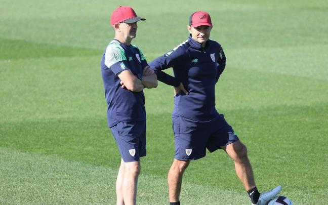 Ernesto Valverde sonríe durante un entrenamiento del Athletic en Lezama. Ernesto Valverde sonríe durante un entrenamiento del Athletic en Lezama.