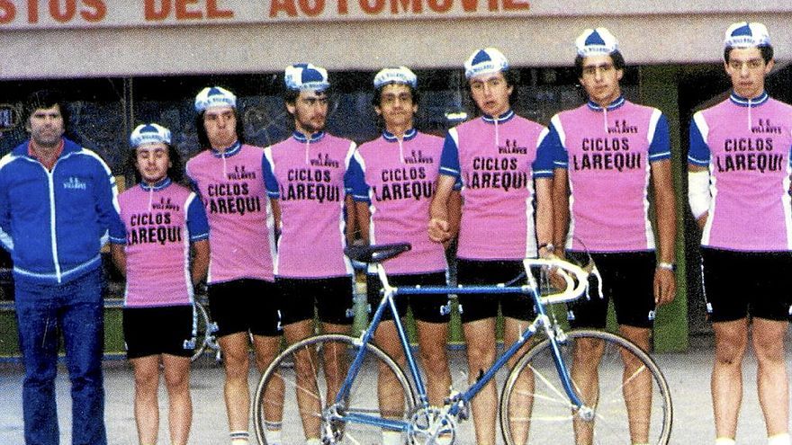 Miguel Indurain, segundo por la derecha, en el Ciclos Larequi-CC Villavés, dirigido por Pepe Barruso.