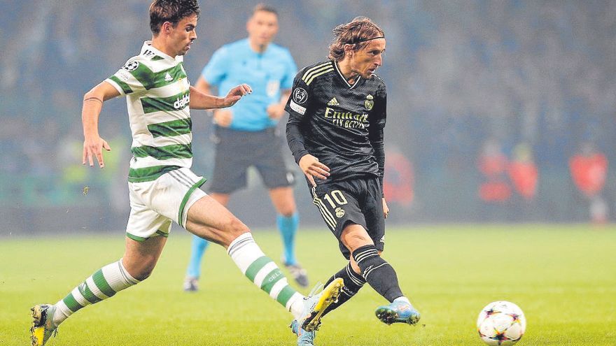 Pase de Luka Modric, autor del segundo gol, en presencia de Matthew O’Riley. | FOTO: EFE