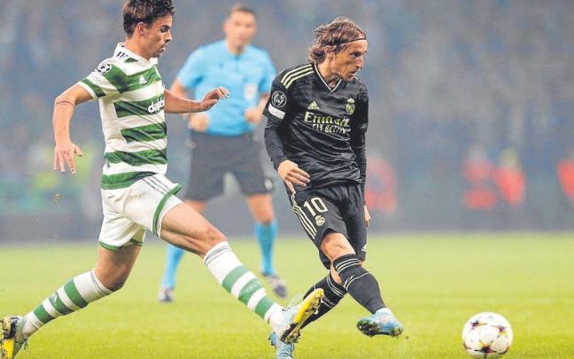 Pase de Luka Modric, autor del segundo gol, en presencia de Matthew O’Riley. | FOTO: EFE