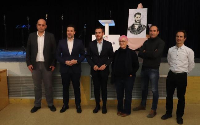 Director del centro, Miguel Fern&aacute;ndez, con el alcalde Toquero, el concejal de Urbanismo P&eacute;rez, la archivera Beatriz P&eacute;rez, el profesor V&iacute;ctor &Aacute;ngulo y el responsable del &aacute;rea de m&uacute;sica del centro.